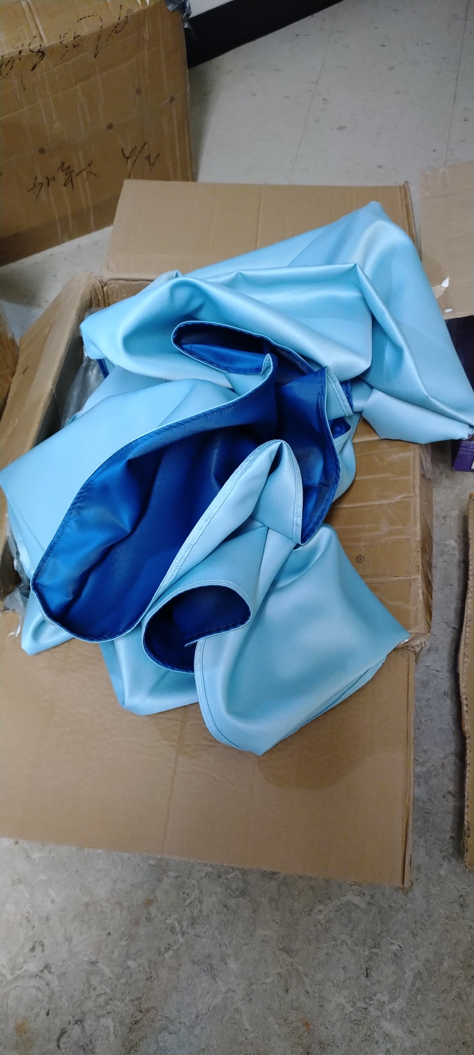 Reversible Round Tablecloth 120" - 132" – Sky Blue & Royal Blue